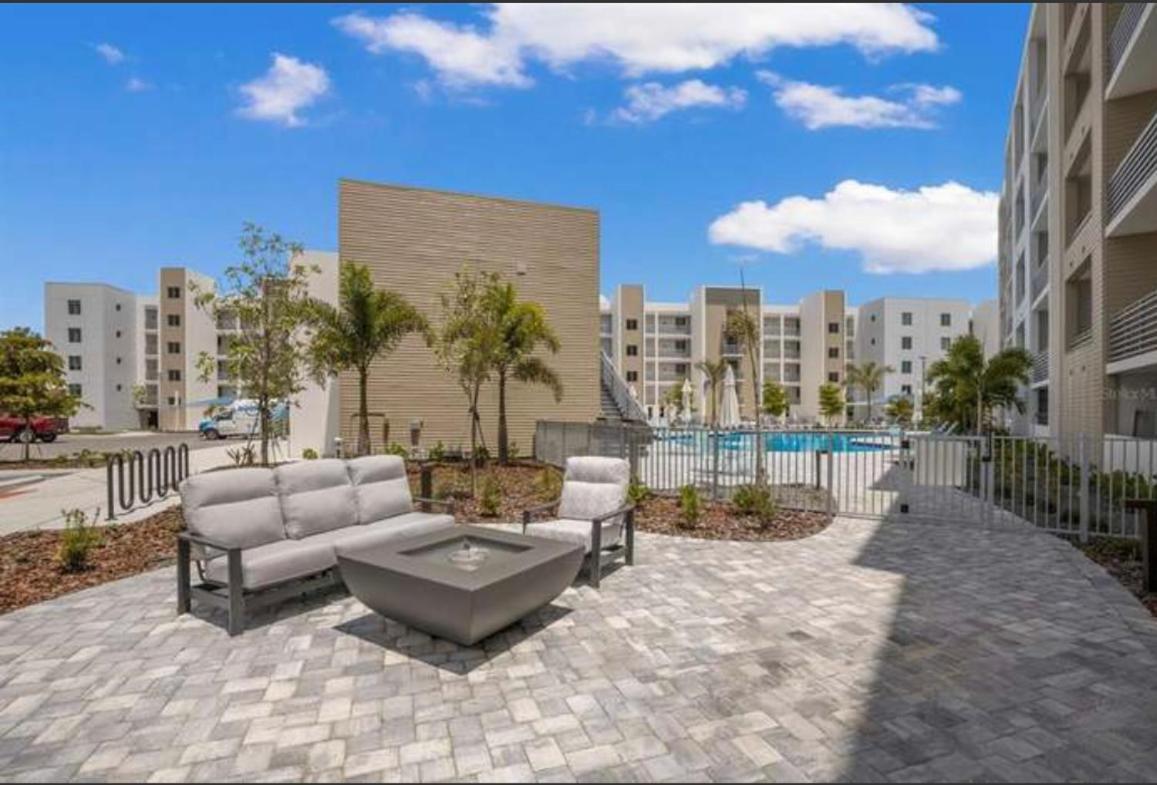 Cuteness With Stellar View ~ On The Water & Perfectly Located Sarasota