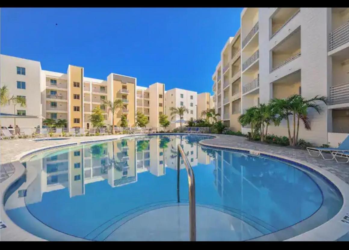 Cuteness With Stellar View ~ On The Water & Perfectly Located Sarasota