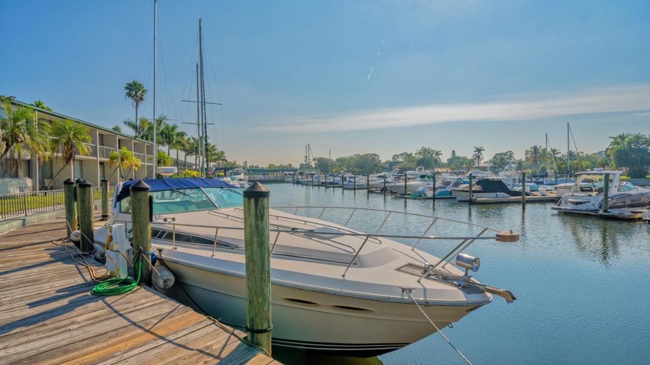 Heated Pool, Bunk Beds, King Bed, Huge Tv, Marina, Tiki Bar Aparthotel