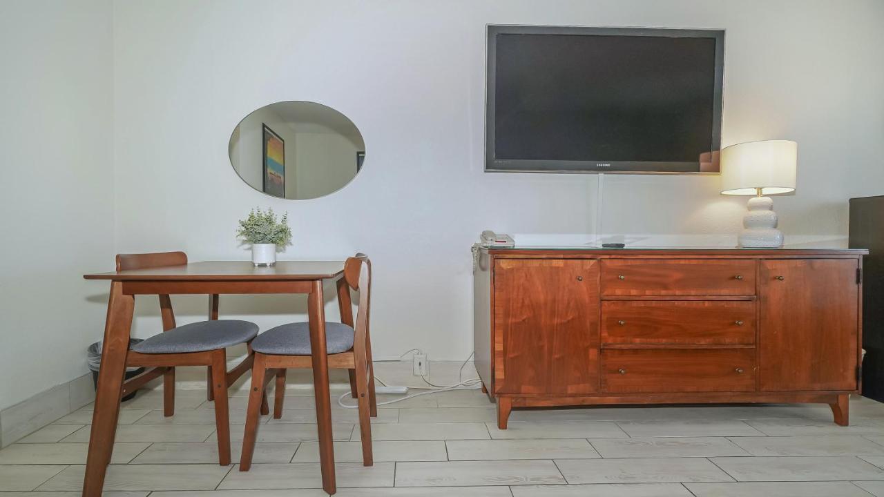 Heated Pool, Bunk Beds, King Bed, Huge Tv, Marina, Tiki Bar Aparthotel Sarasota