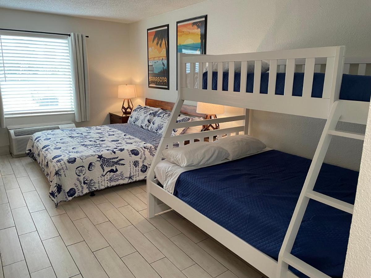 Aparthotel Heated Pool, Bunk Beds, King Bed, Huge Tv, Marina, Tiki Bar