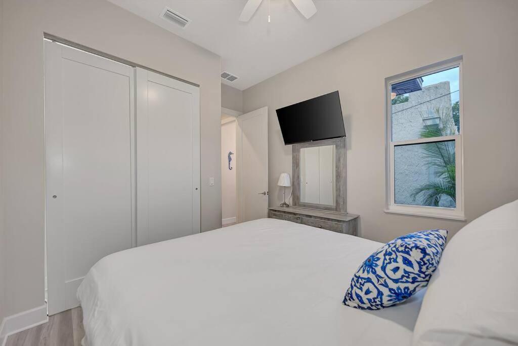 Courtyard With Pool, & Sauna Close To & Center Holiday home Sarasota