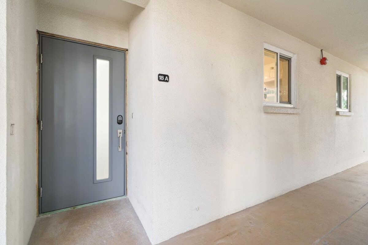 Apartment New! Kingston - Newly Renovated With Pool & Hot Tub, Walk To The Beach! *