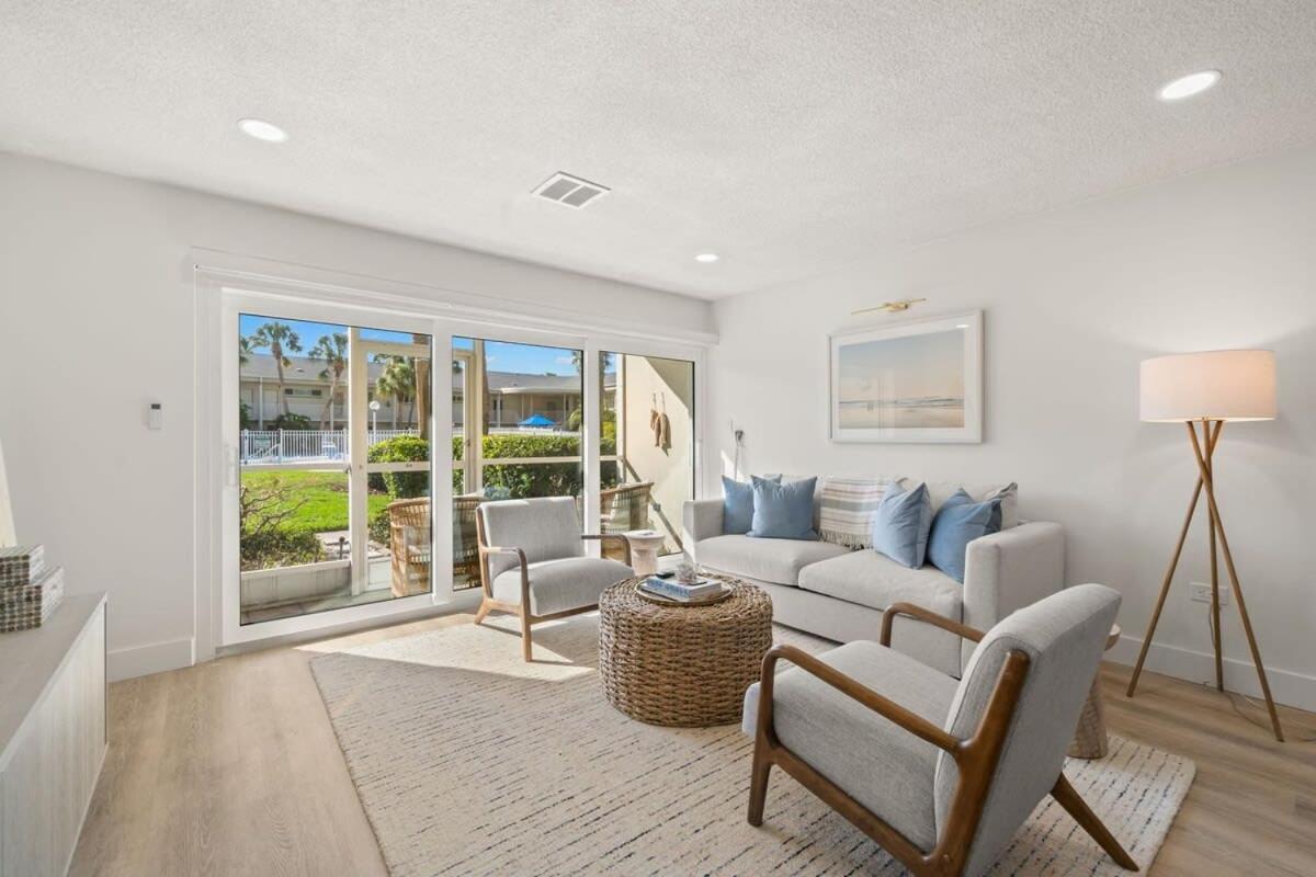 Apartment New! Kingston - Newly Renovated With Pool & Hot Tub, Walk To The Beach! Sarasota