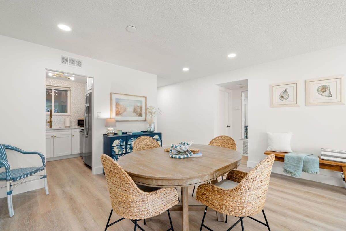New! Kingston - Newly Renovated With Pool & Hot Tub, Walk To The Beach! Sarasota