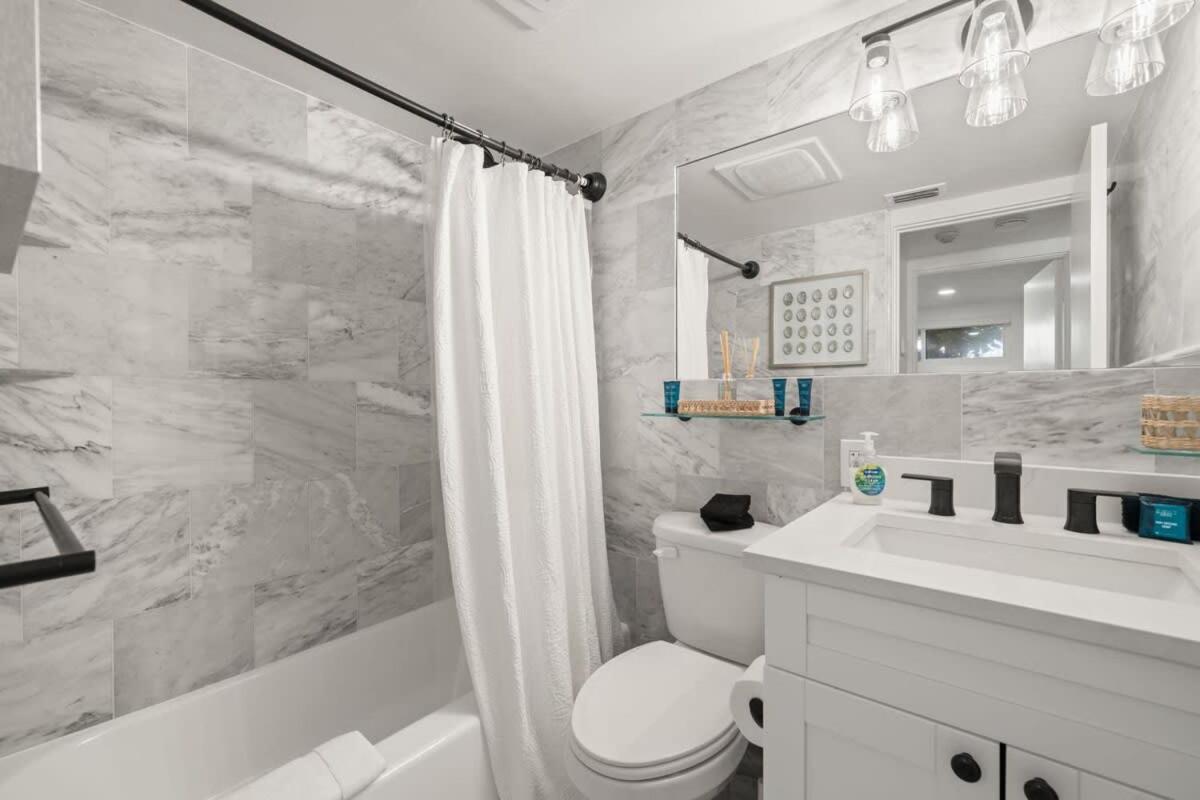 New! Kingston - Newly Renovated With Pool & Hot Tub, Walk To The Beach! Sarasota