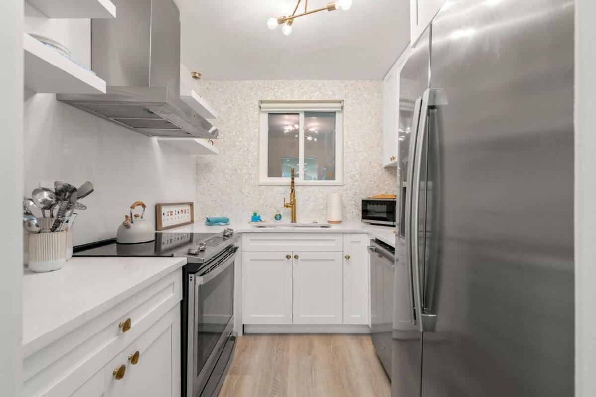New! Kingston - Newly Renovated With Pool & Hot Tub, Walk To The Beach! Apartment