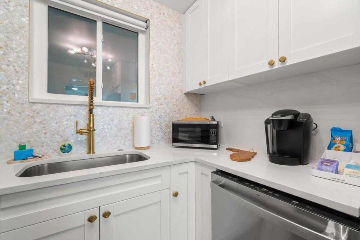 New! Kingston - Newly Renovated With Pool & Hot Tub, Walk To The Beach! Apartment