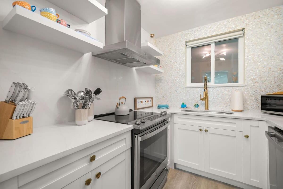 New! Kingston - Newly Renovated With Pool & Hot Tub, Walk To The Beach! *