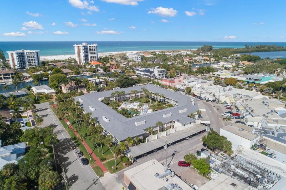 New! Kingston - Newly Renovated With Pool & Hot Tub, Walk To The Beach! * Sarasota