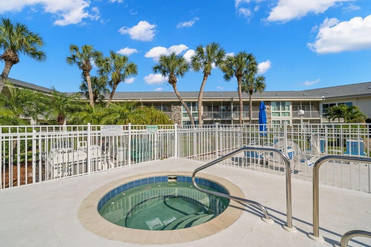 New! Kingston - Newly Renovated With Pool & Hot Tub, Walk To The Beach! Apartment Sarasota
