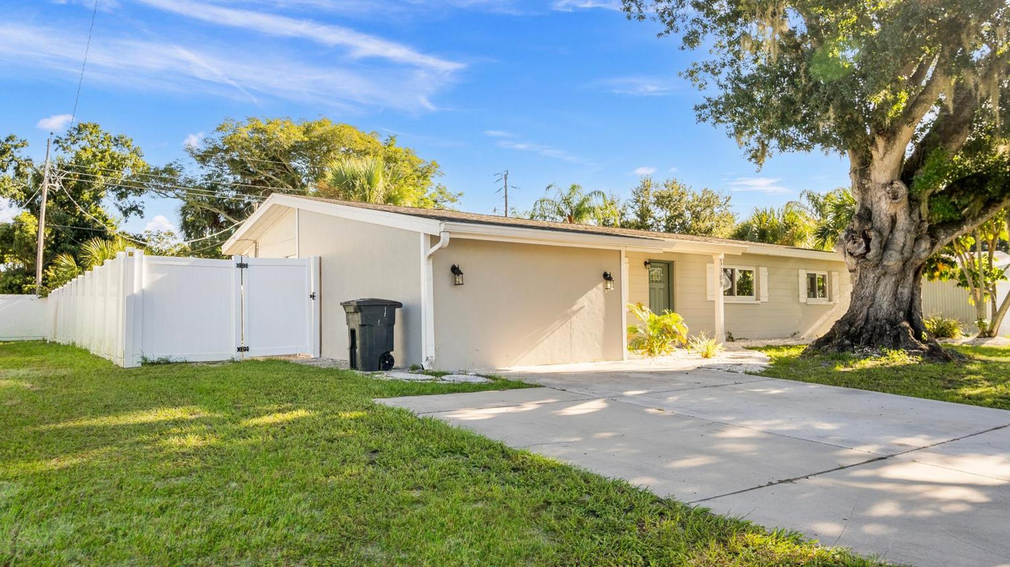 Modern Home,near Siesta Beach,downtown,hospital *