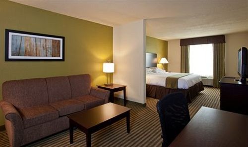 Express & East By Ihg Hotel Sarasota