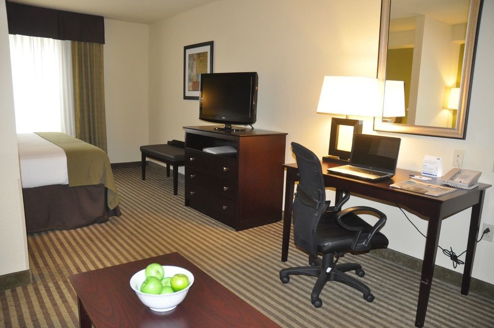 Express & East By Ihg Hotel Sarasota
