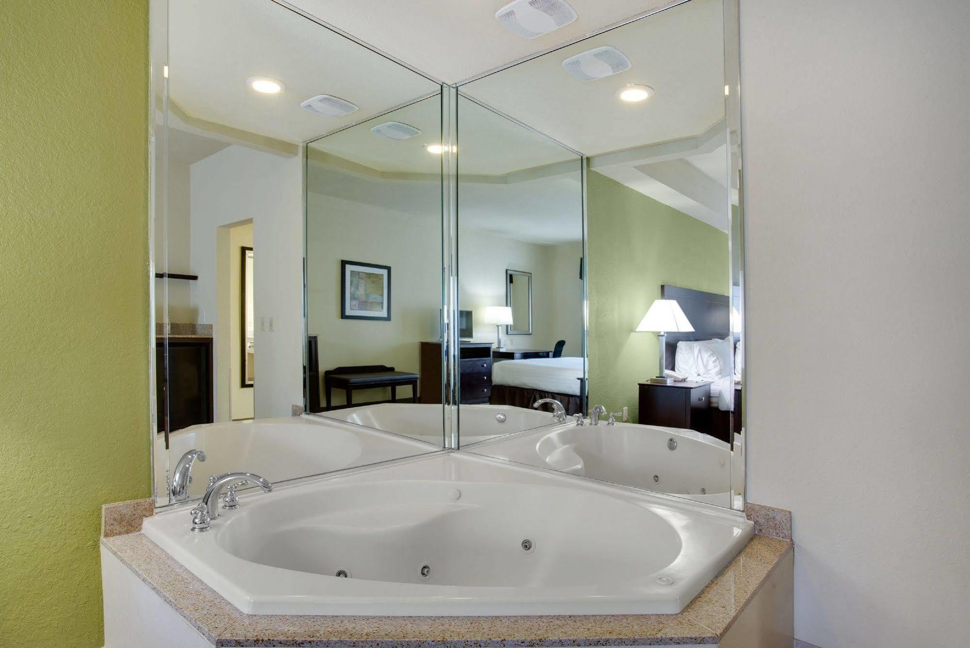 Express & East By Ihg Hotel 3*