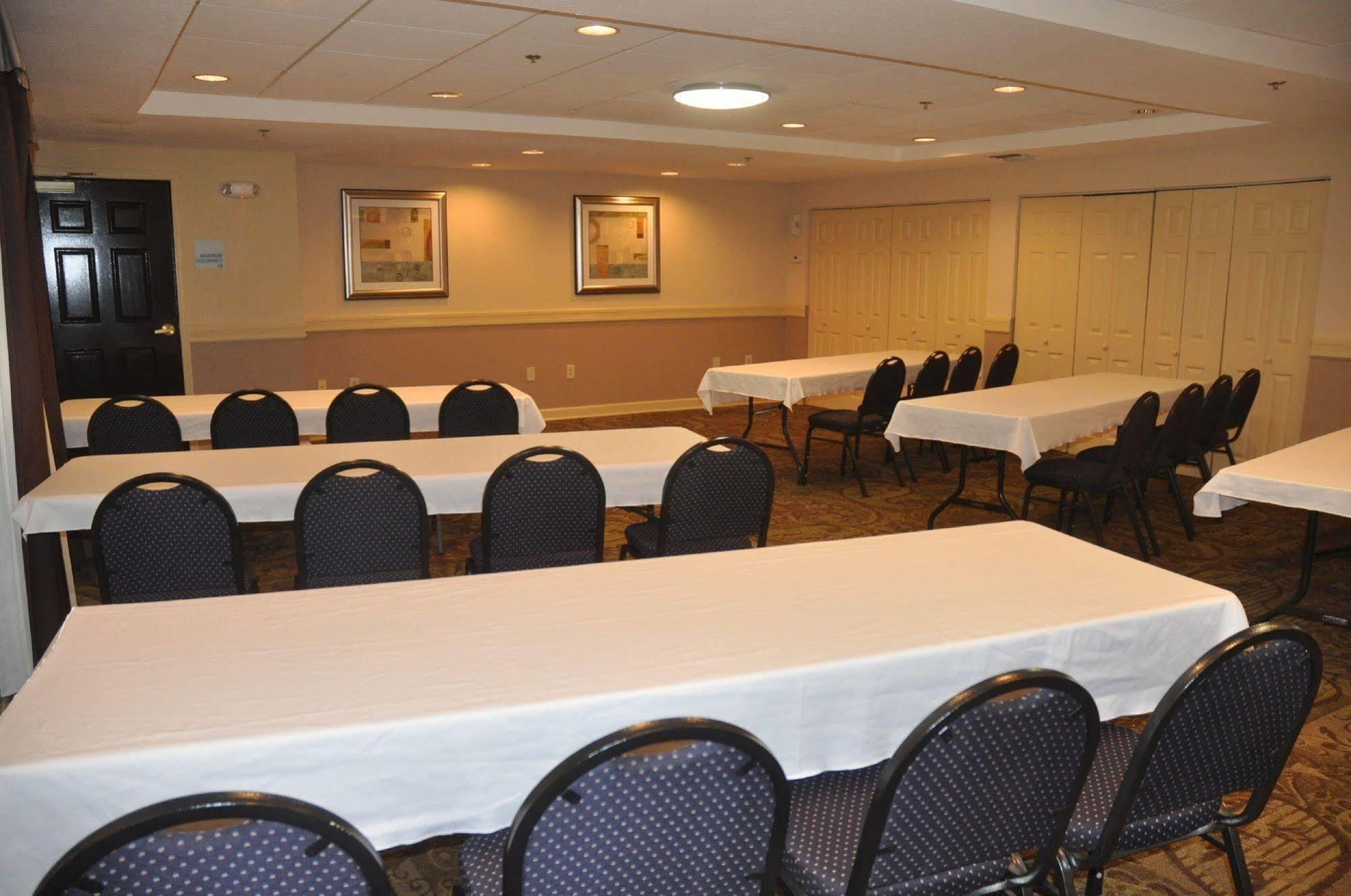 Express & East By Ihg Hotel Sarasota