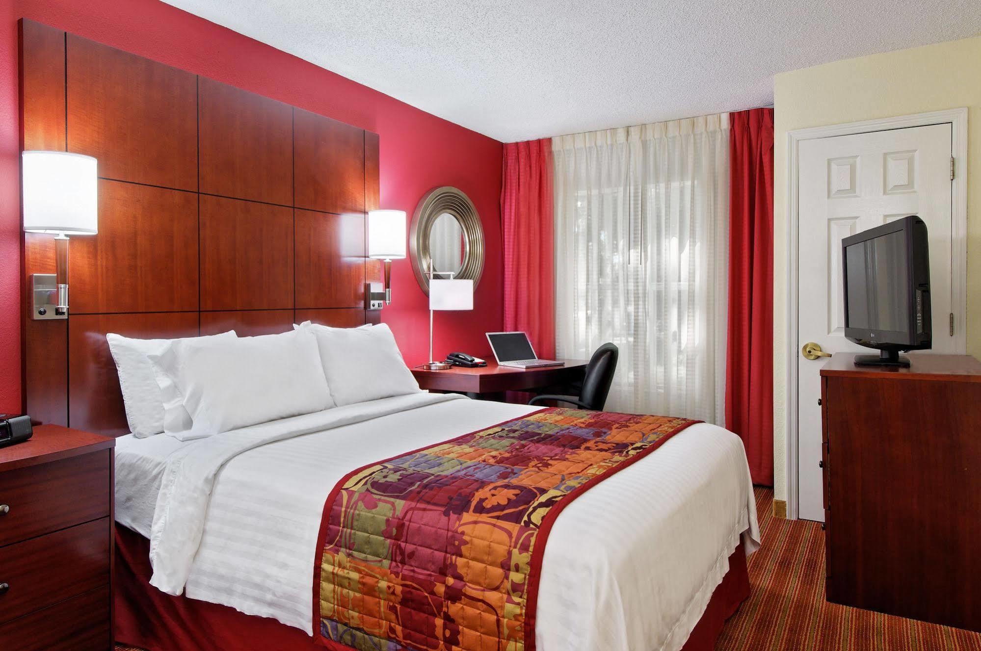 By Marriott Bradenton Hotel 3*